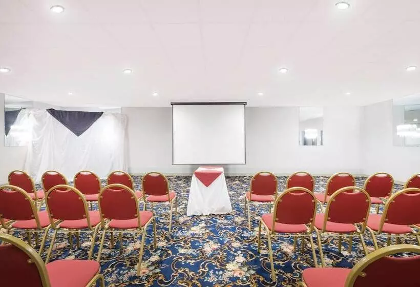 فندق Ramada By Wyndham Watertown Thousand