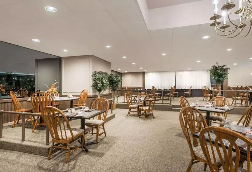 فندق Ramada By Wyndham Watertown Thousand