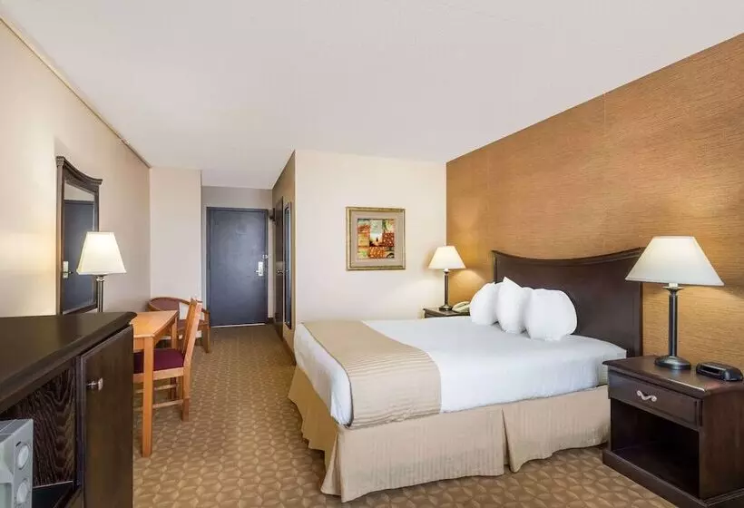 فندق Ramada By Wyndham Watertown Thousand