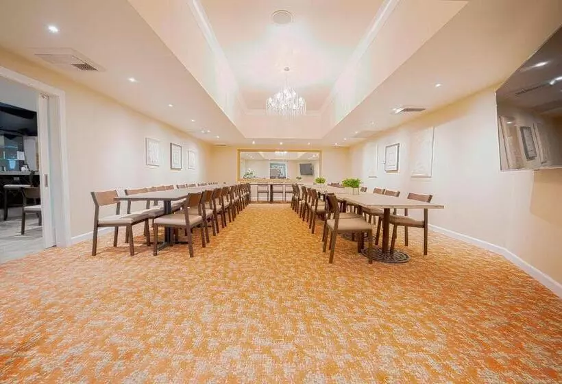 בית מלון כפרי Royal Plaza Inn