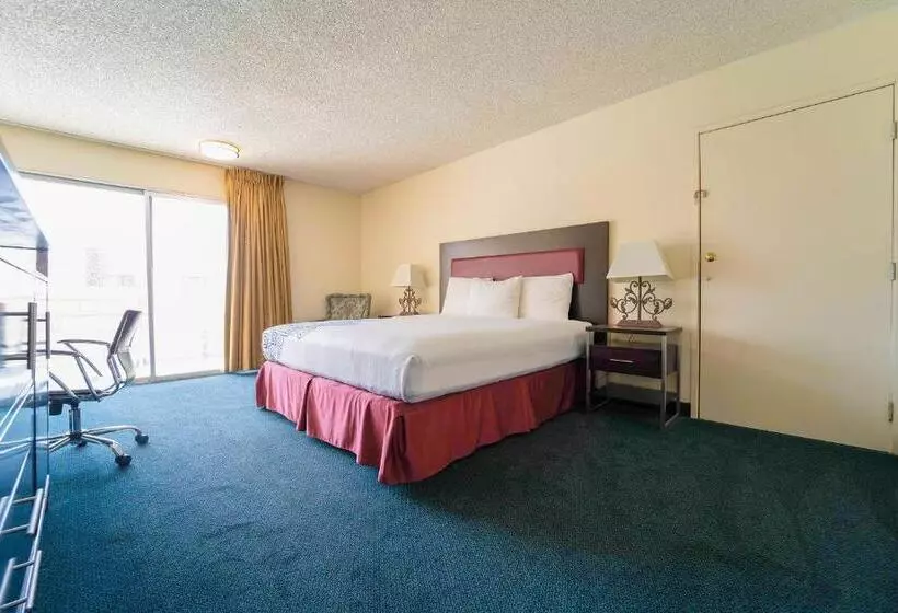 בית מלון כפרי Royal Plaza Inn