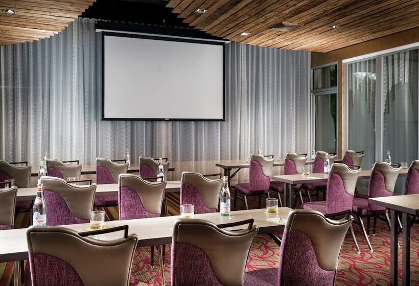 Staypineapple, Hotel Rose, Downtown Portland