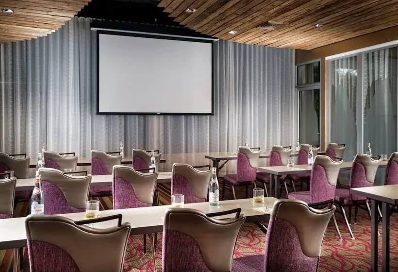 Staypineapple, Hotel Rose, Downtown Portland