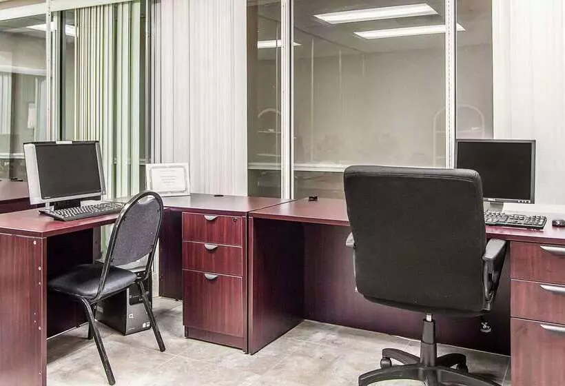 호텔 Quality Inn & Suites Conference Center