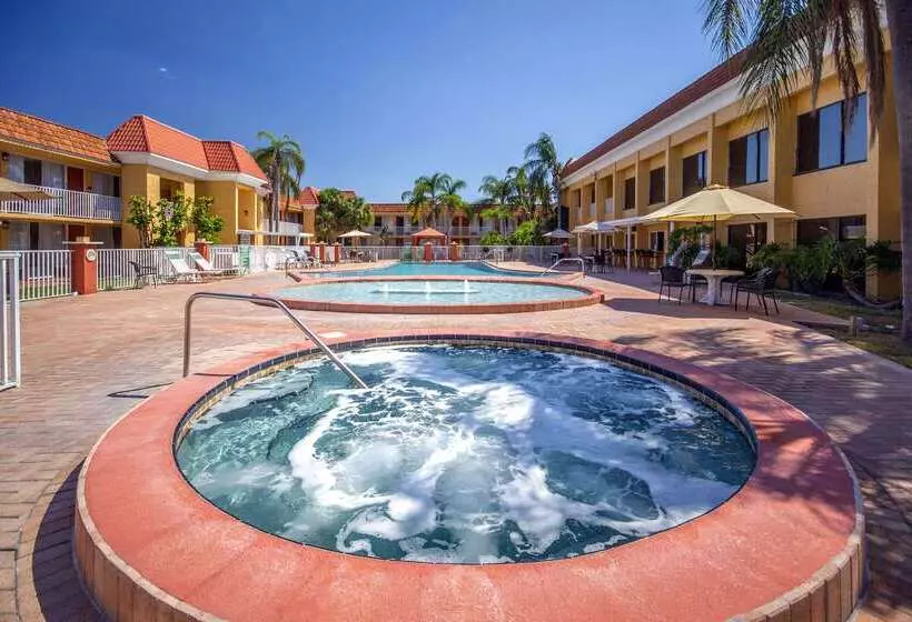 호텔 Quality Inn & Suites Conference Center