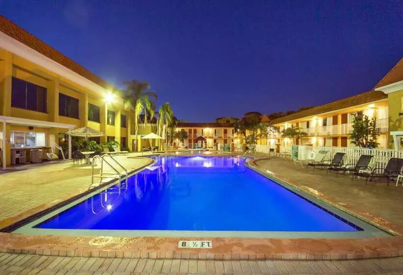 호텔 Quality Inn & Suites Conference Center