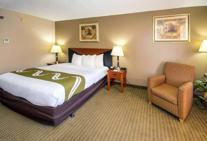호텔 Quality Inn & Suites Conference Center
