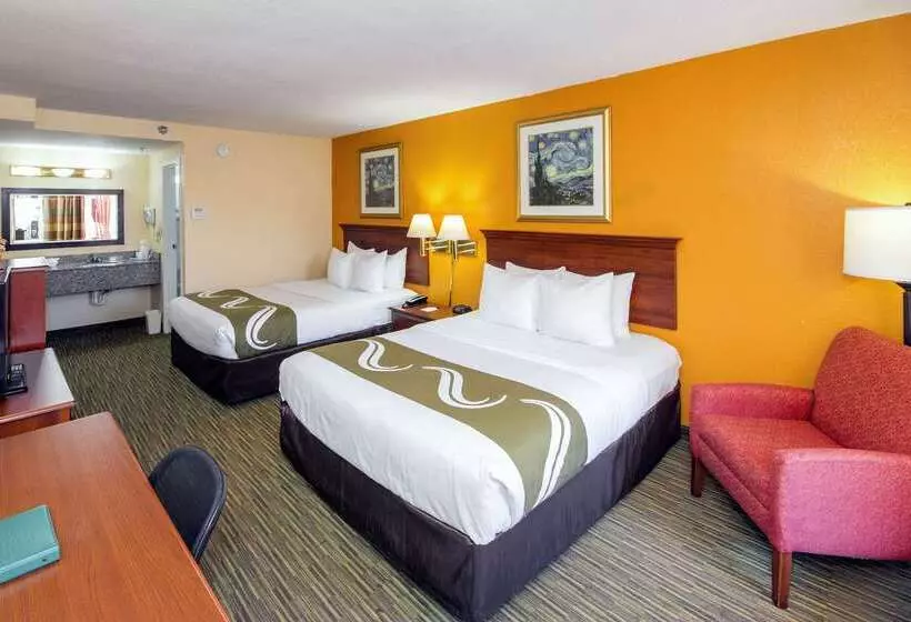 호텔 Quality Inn & Suites Conference Center