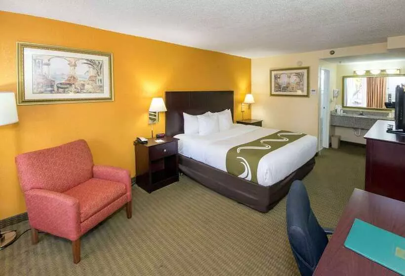 호텔 Quality Inn & Suites Conference Center