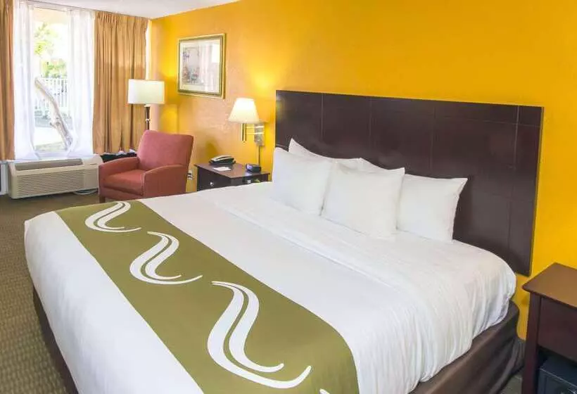 호텔 Quality Inn & Suites Conference Center