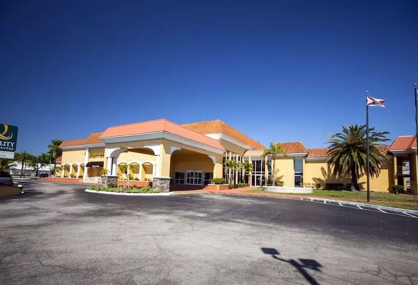 호텔 Quality Inn & Suites Conference Center