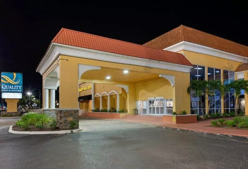 호텔 Quality Inn & Suites Conference Center