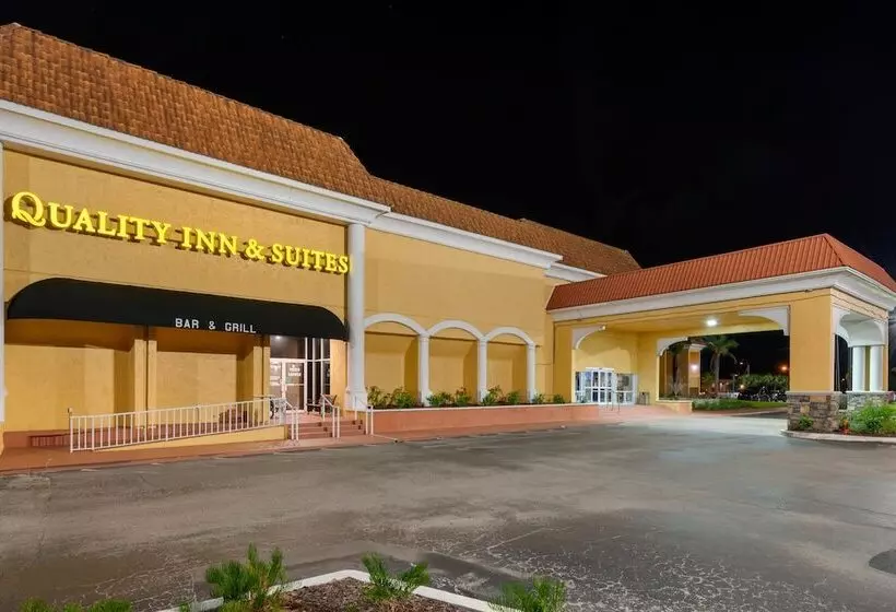 호텔 Quality Inn & Suites Conference Center