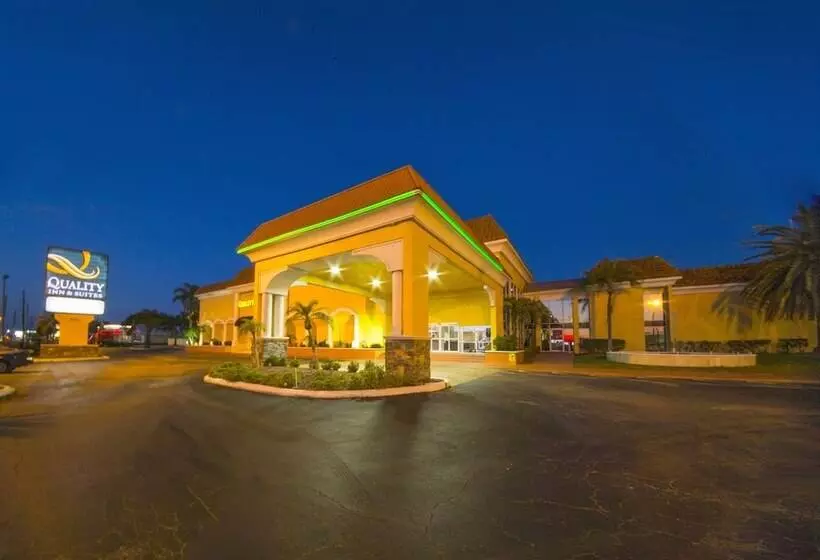 호텔 Quality Inn & Suites Conference Center