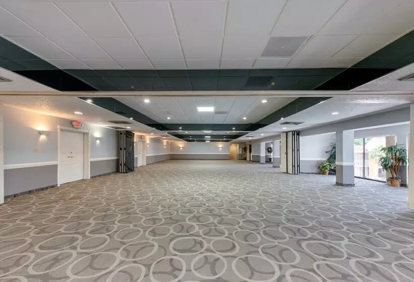 호텔 Quality Inn & Suites Conference Center