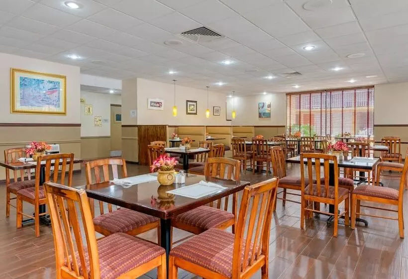 호텔 Quality Inn & Suites Conference Center