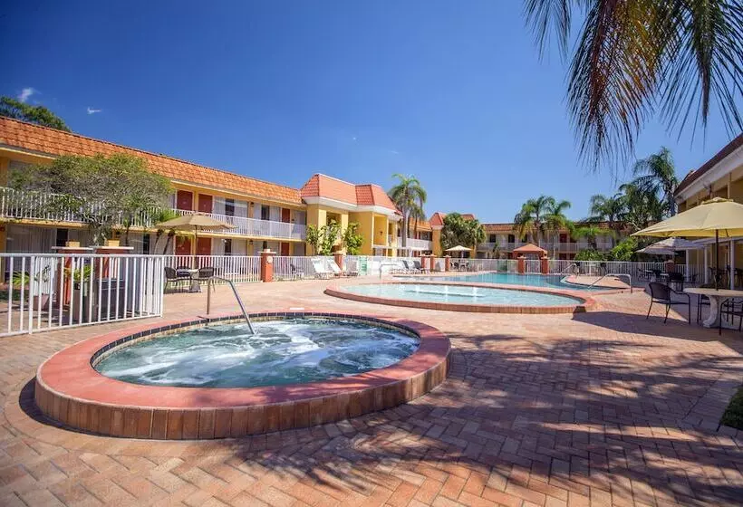 호텔 Quality Inn & Suites Conference Center