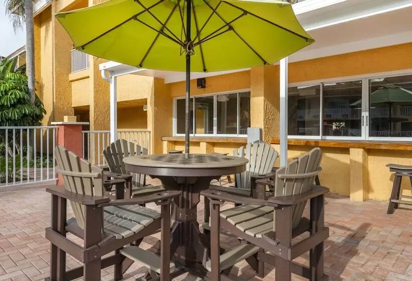 호텔 Quality Inn & Suites Conference Center