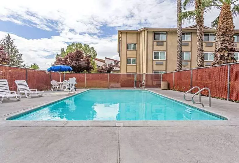 فندق Super 8 By Wyndham Sacramento
