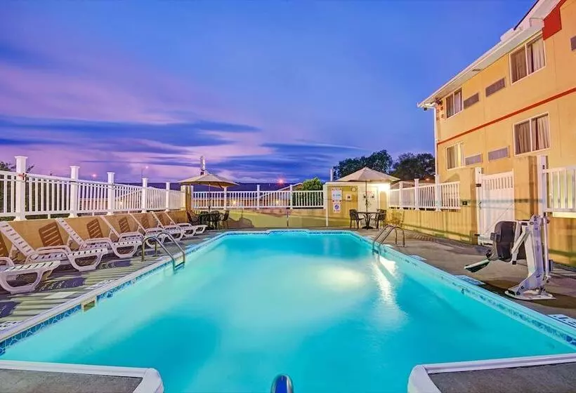 فندق على الطريق Super 8 By Wyndham Independence Kansas City