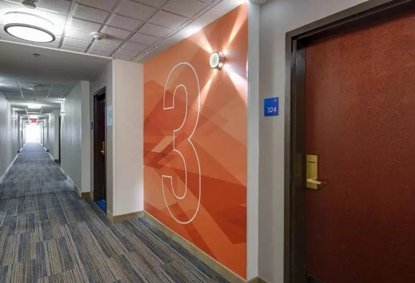 호텔 Holiday Inn Express & Suites Detroit   Farmington Hills, An Ihg