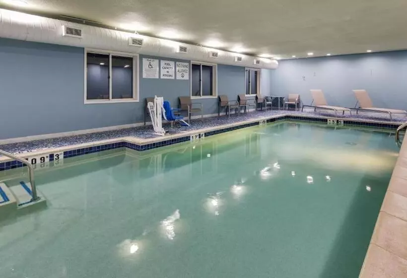 호텔 Holiday Inn Express & Suites Detroit   Farmington Hills, An Ihg