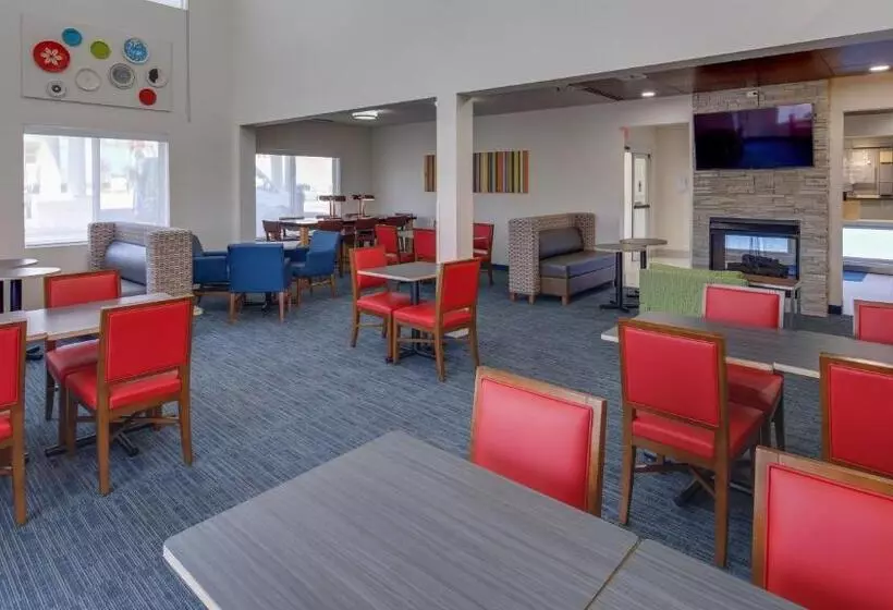 호텔 Holiday Inn Express & Suites Detroit   Farmington Hills, An Ihg