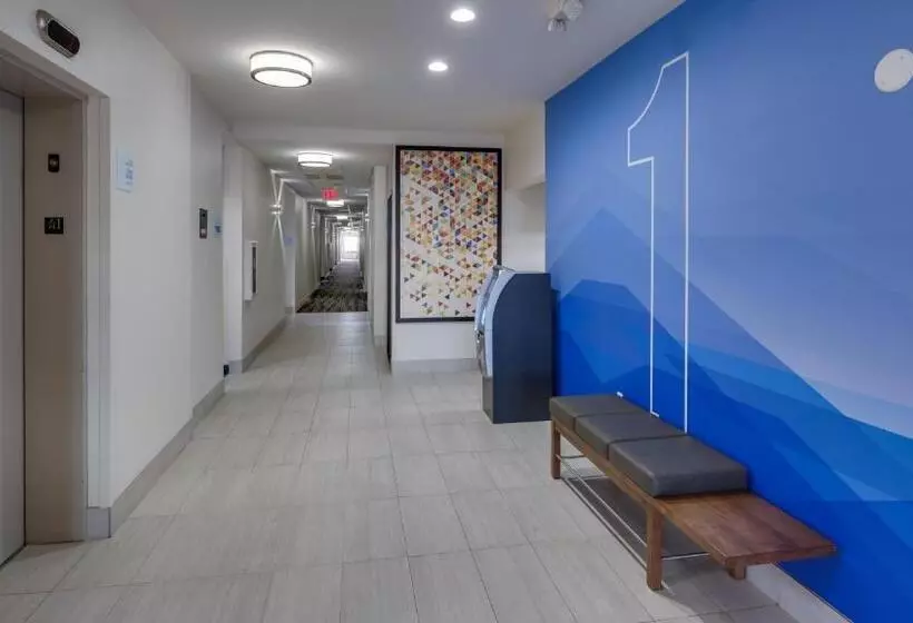 호텔 Holiday Inn Express & Suites Detroit   Farmington Hills, An Ihg