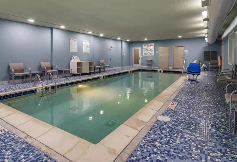 호텔 Holiday Inn Express & Suites Detroit   Farmington Hills, An Ihg