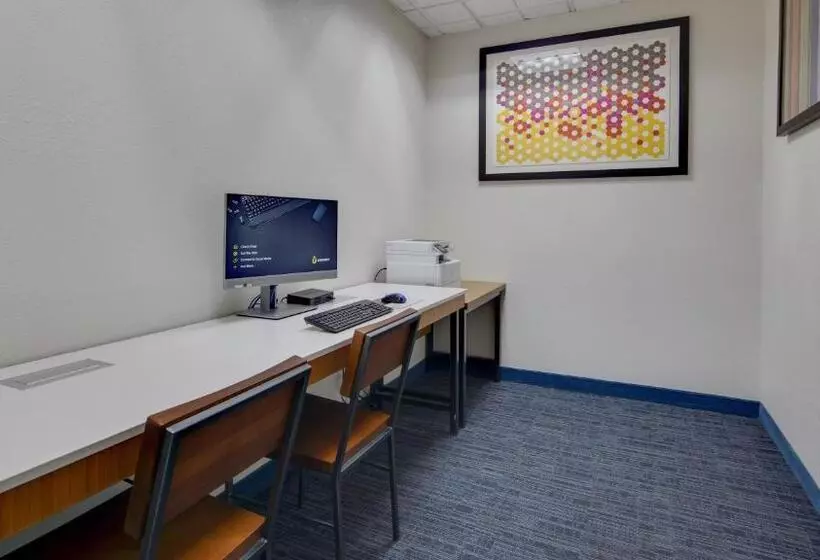 호텔 Holiday Inn Express & Suites Detroit   Farmington Hills, An Ihg