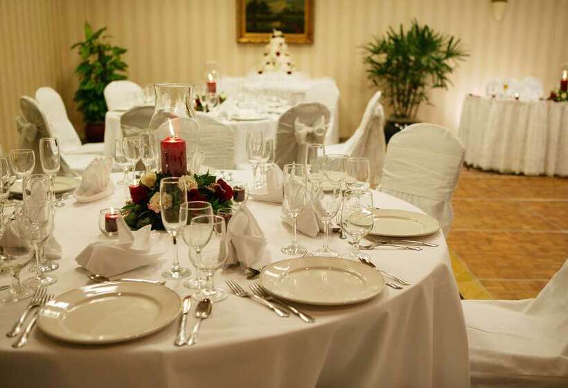 هتل Doubletree By Hilton Charlotte Airport