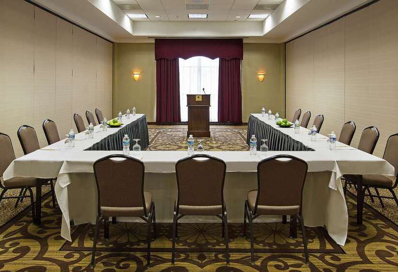 هتل Doubletree By Hilton Charlotte Airport