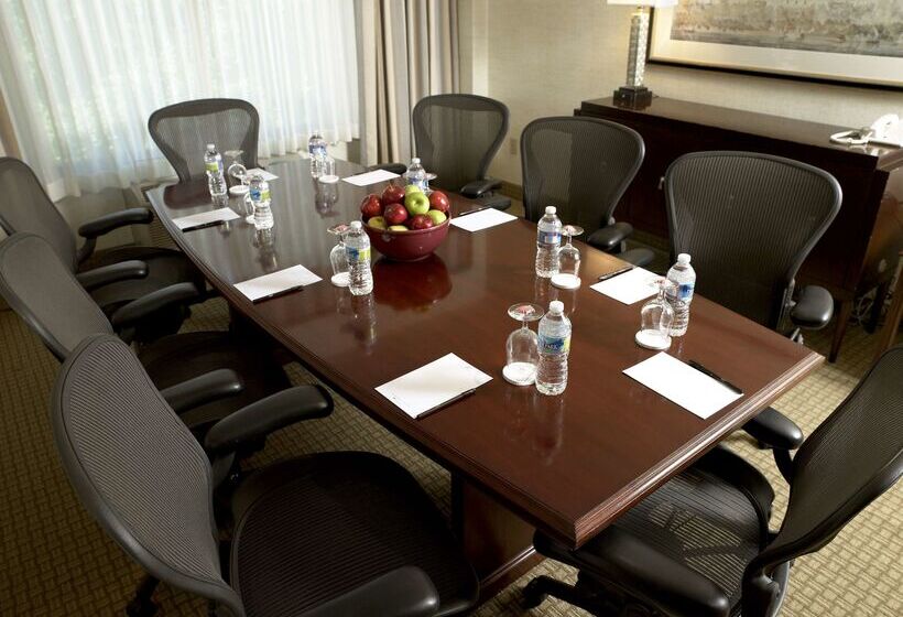 هتل Doubletree By Hilton Charlotte Airport