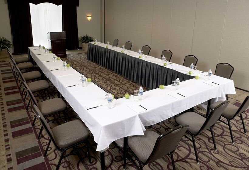 هتل Doubletree By Hilton Charlotte Airport