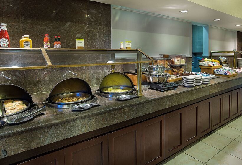 هتل Doubletree By Hilton Charlotte Airport