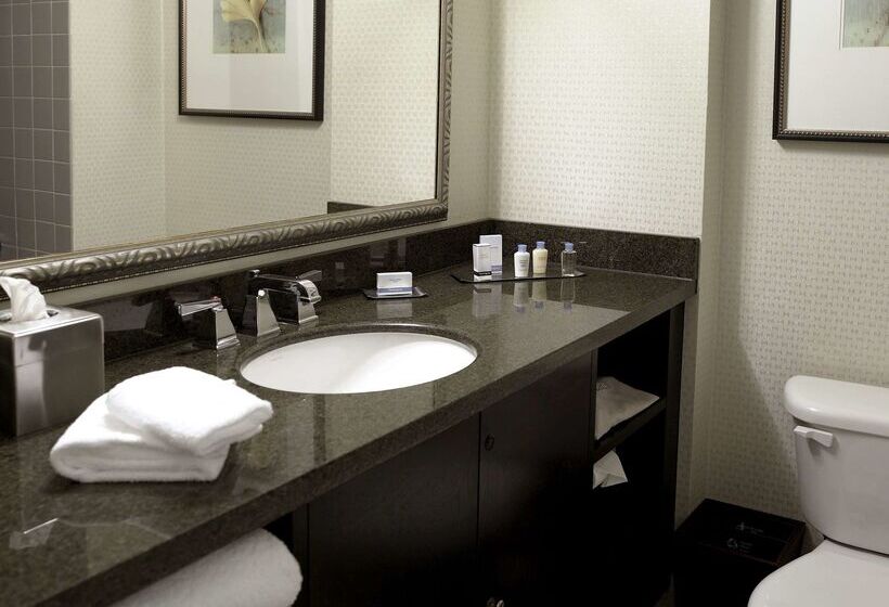 هتل Doubletree By Hilton Charlotte Airport