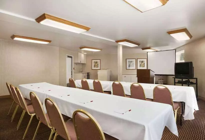 فندق Ramada By Wyndham Costa Mesa/newport Beach