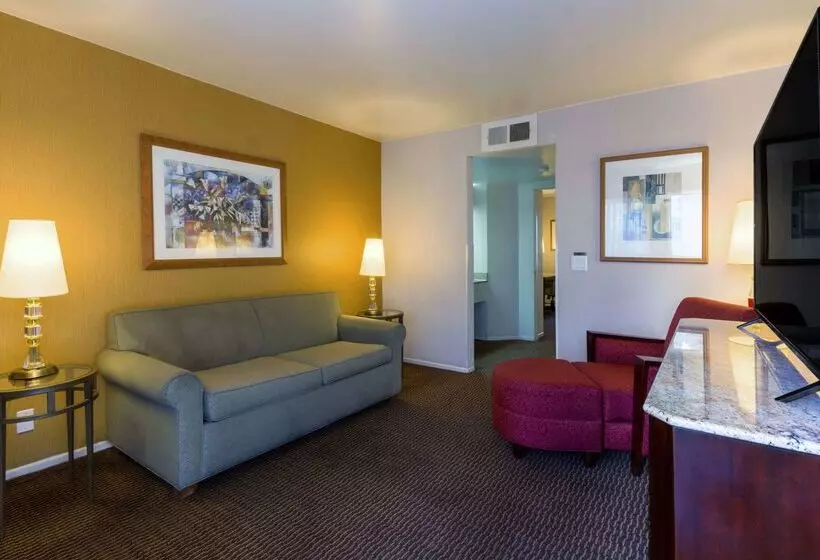 فندق Ramada By Wyndham Costa Mesa/newport Beach