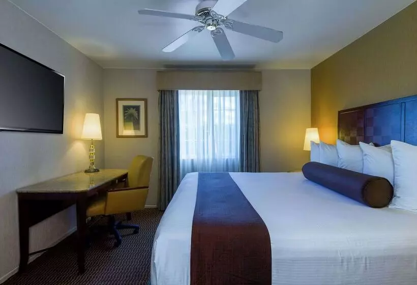 فندق Ramada By Wyndham Costa Mesa/newport Beach