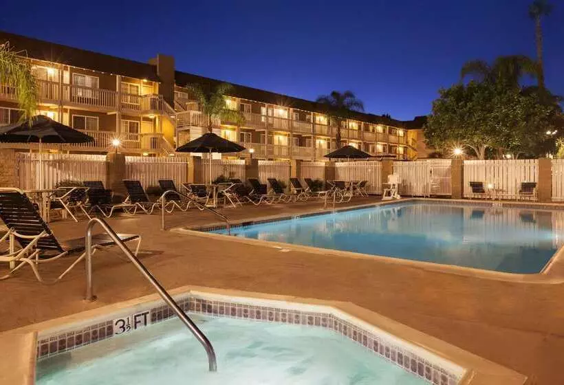 فندق Ramada By Wyndham Costa Mesa/newport Beach