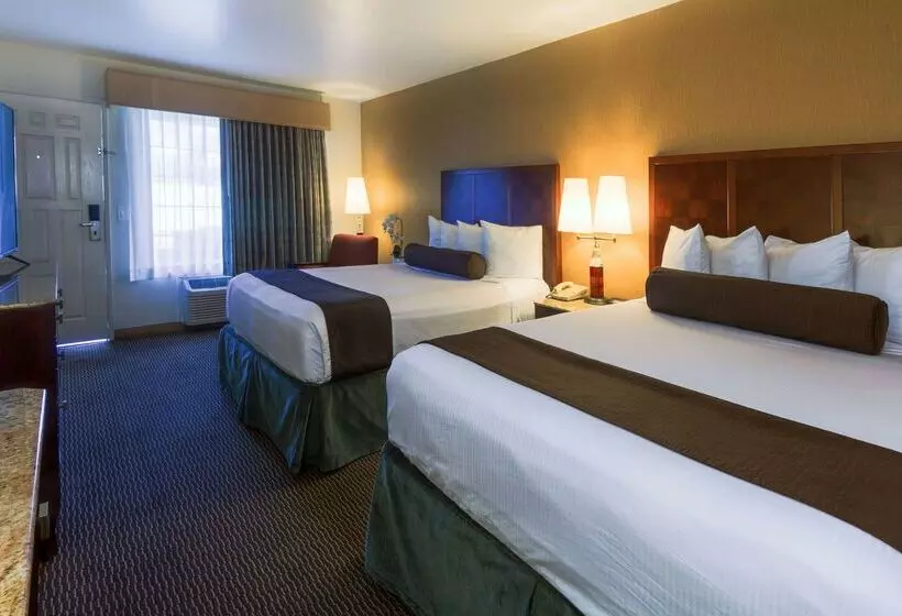 فندق Ramada By Wyndham Costa Mesa/newport Beach