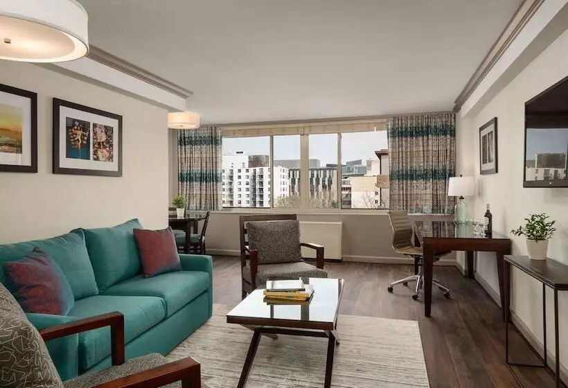 호텔 The River Inn