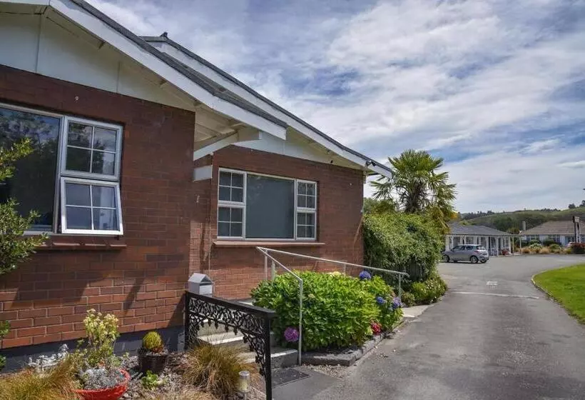 Colonial Lodge Motel