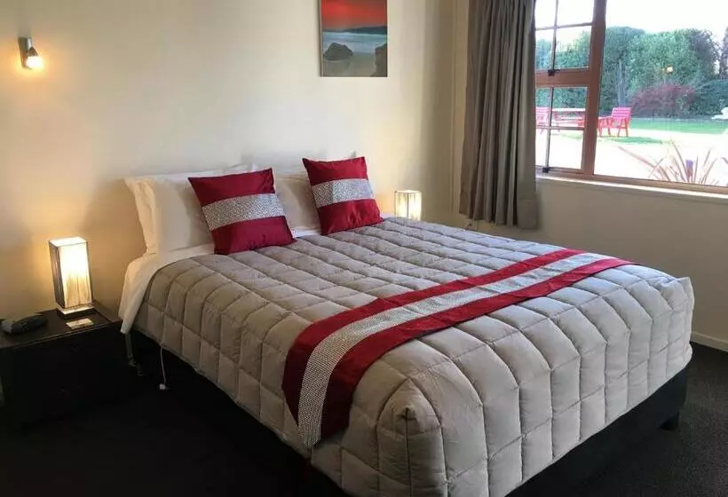 Colonial Lodge Motel