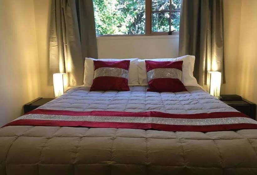 Colonial Lodge Motel