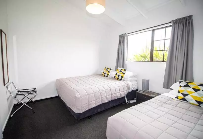 Colonial Lodge Motel