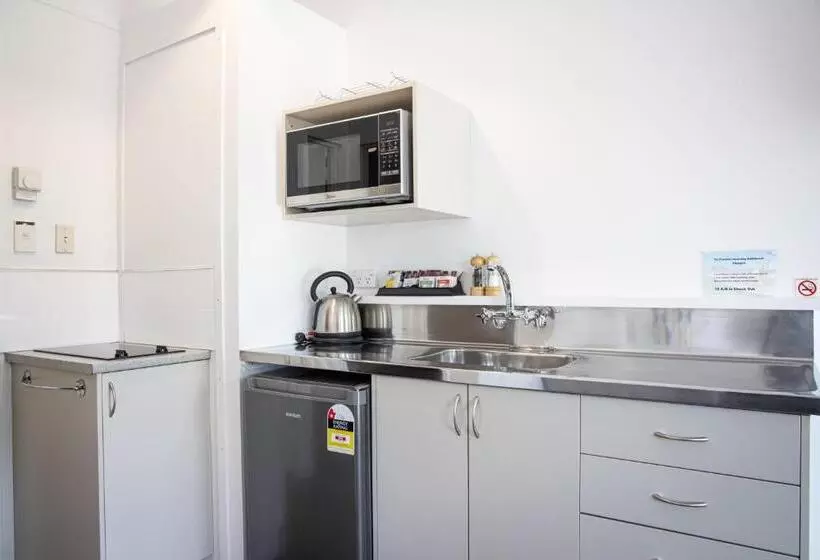 Colonial Lodge Motel