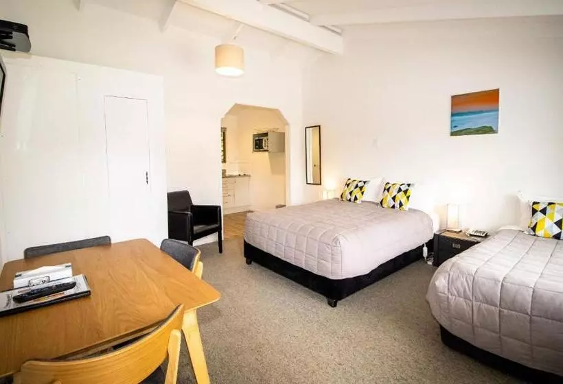 Colonial Lodge Motel