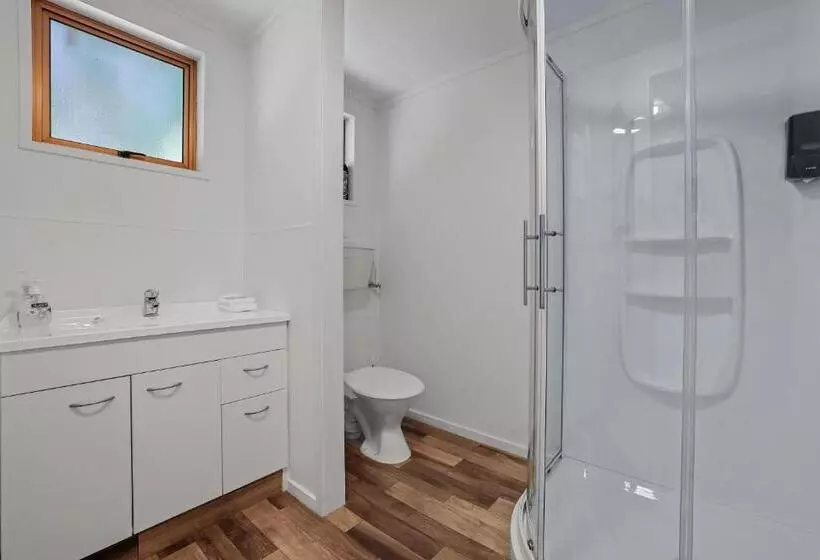 Colonial Lodge Motel