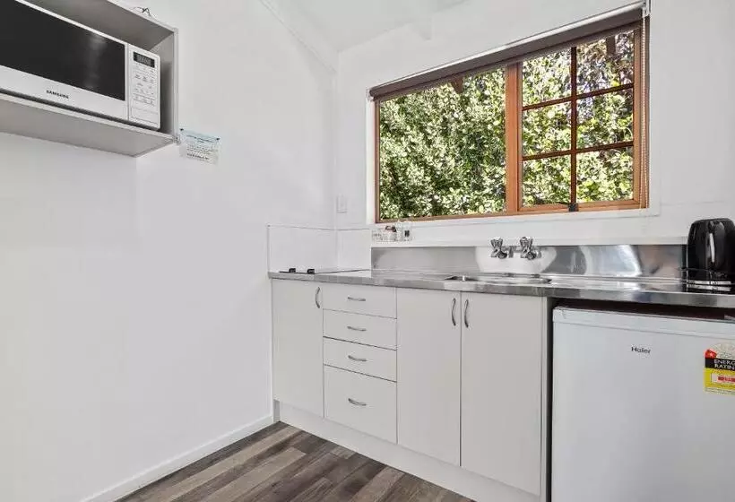 Colonial Lodge Motel